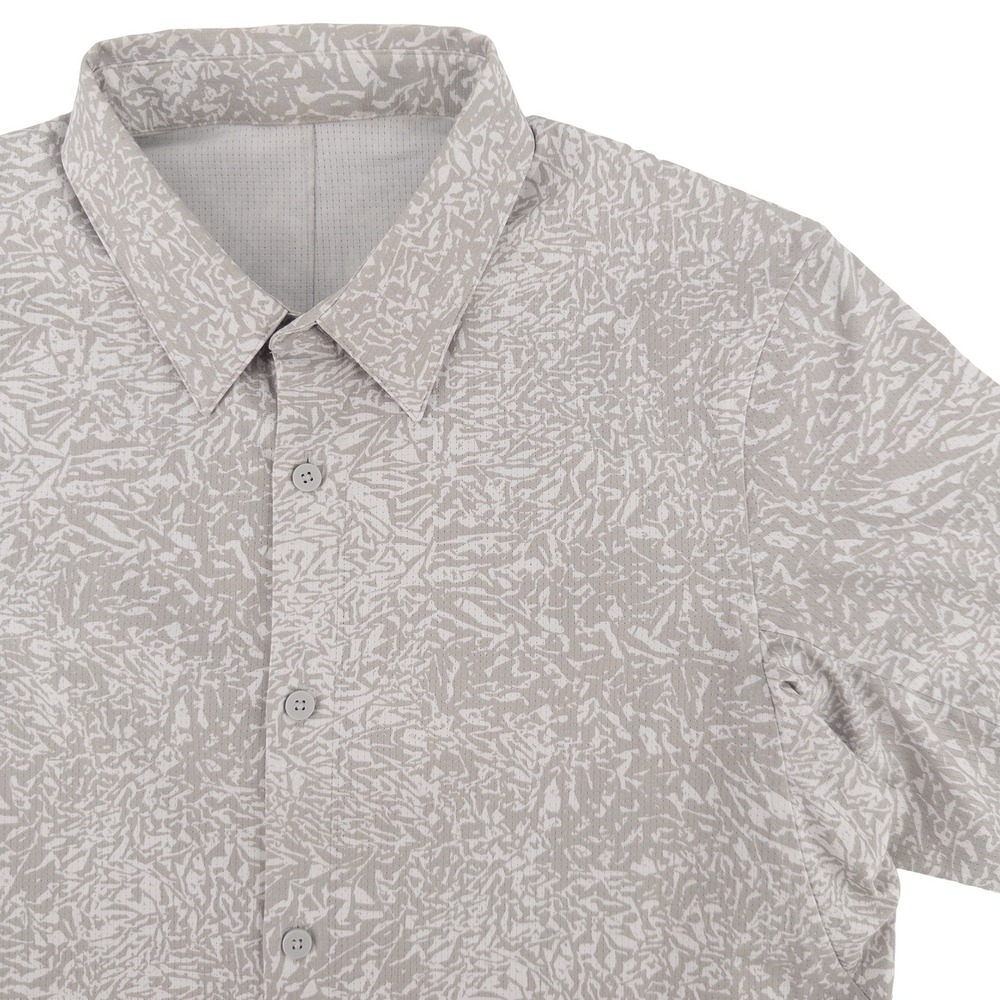 Lululemon Mens M Airing Easy Crunch Print Button Up Shirt Grey Tech Short Sleeve